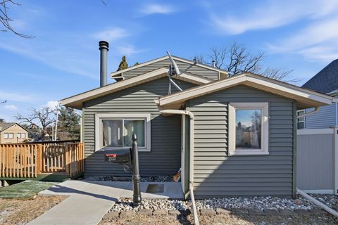 Photo of 2137 Vine Street, Davenport, IA 52804 (MLS # 12557903)