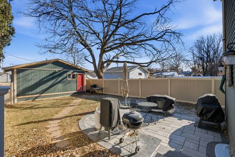 Tiny photo for 2137 Vine Street, Davenport, IA 52804 (MLS # 12557903)