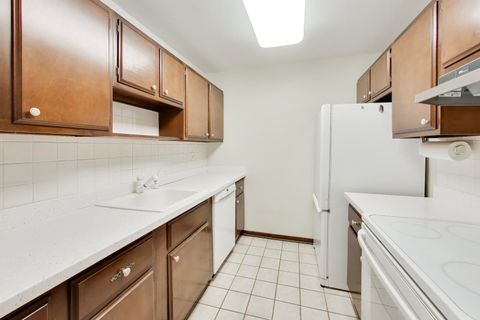 Tiny photo for 400 Ascot Drive #1M, Park Ridge, IL 60068 (MLS # 12604346)