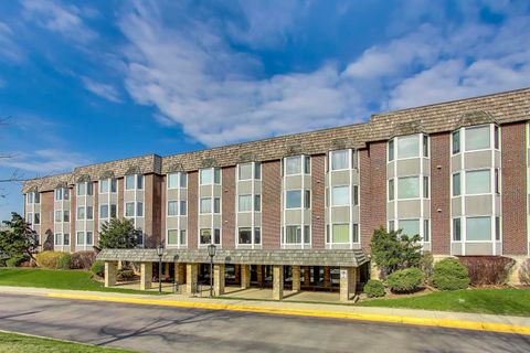 Tiny photo for 400 Ascot Drive #1M, Park Ridge, IL 60068 (MLS # 12604346)