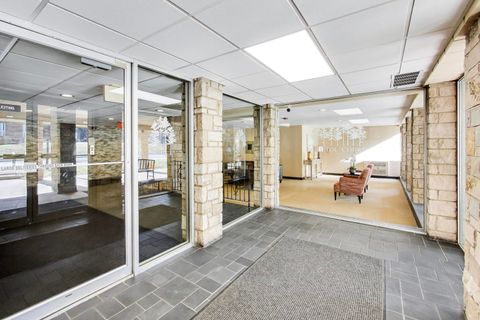 Tiny photo for 400 Ascot Drive #1M, Park Ridge, IL 60068 (MLS # 12604346)