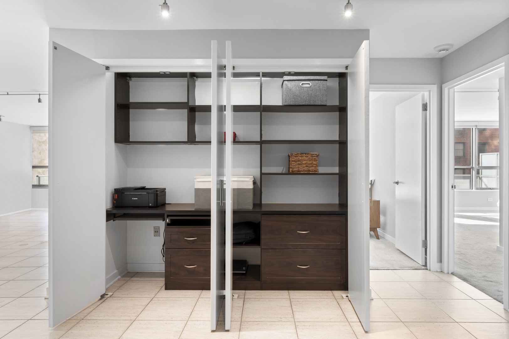 110 E Delaware Place 404