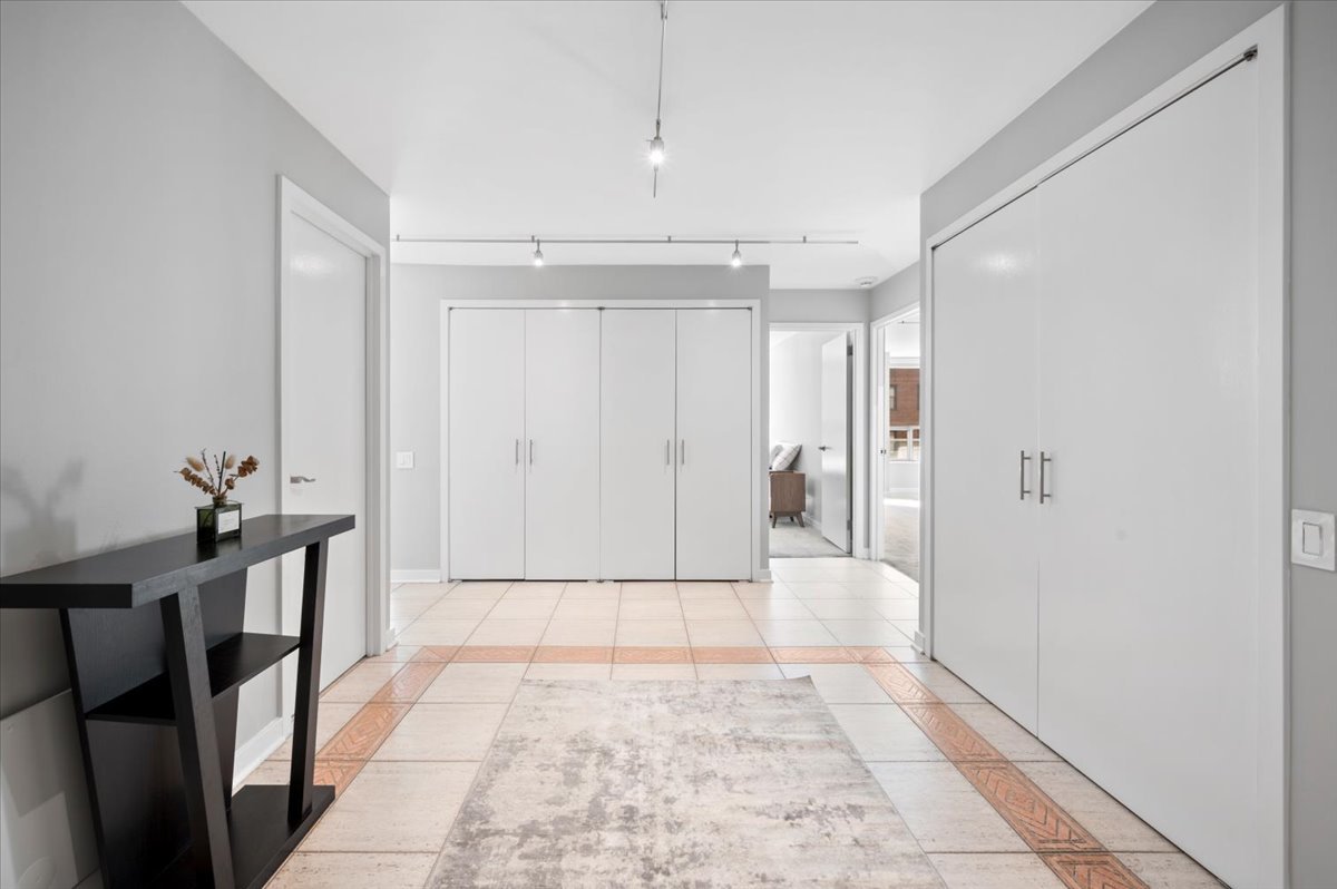 110 E Delaware Place 404