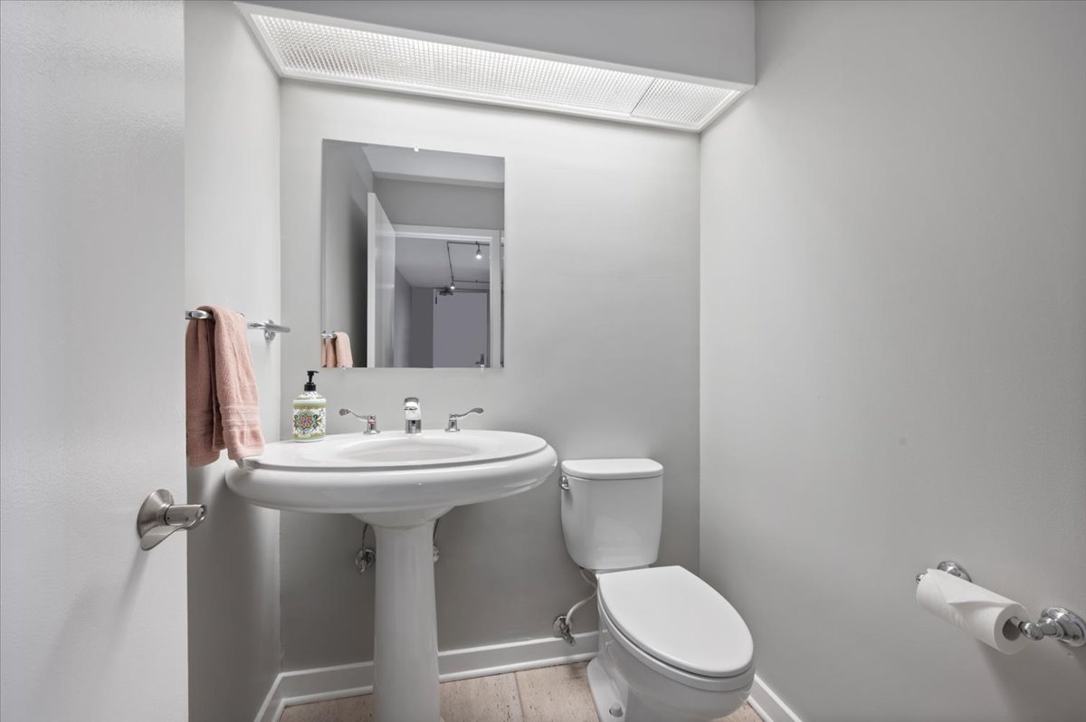 110 E Delaware Place 404