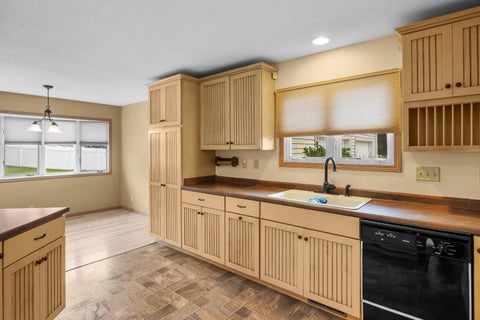 Tiny photo for 1414 Royal Oak Court, De Witt, IA 52742 (MLS # 12757687)