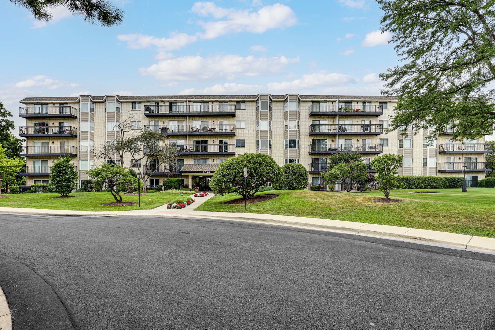 8640 WAUKEGAN Road 425
