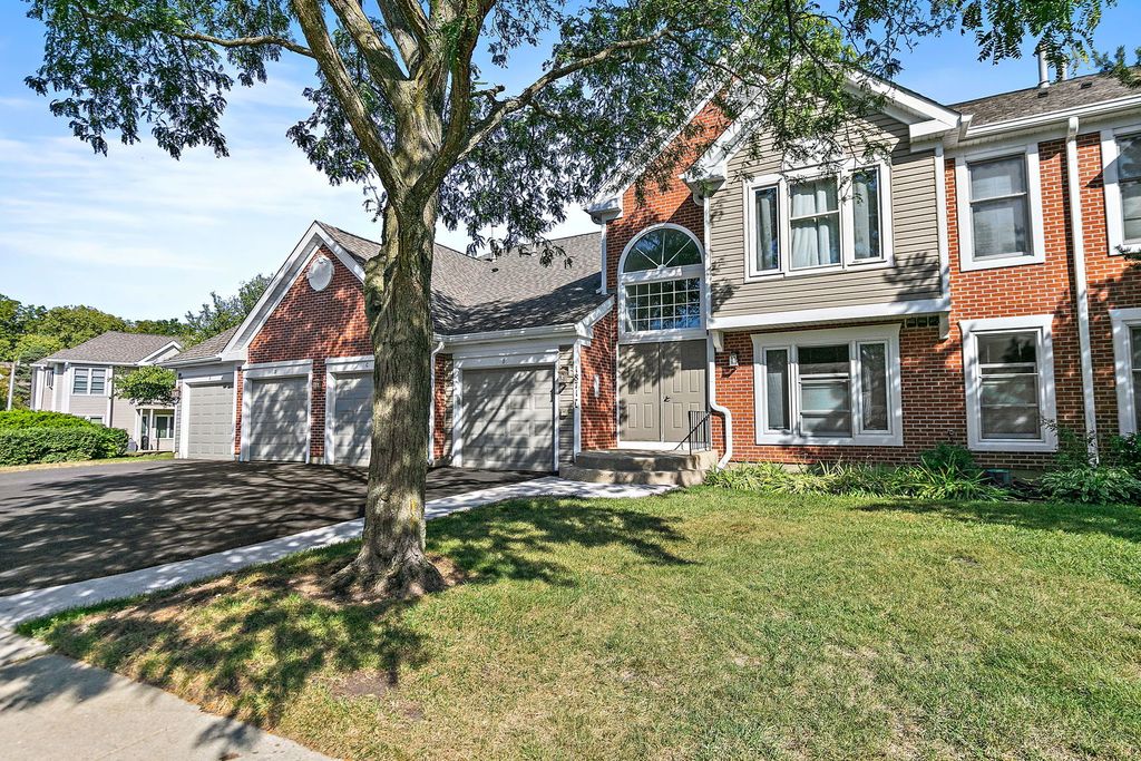 Photo for 1871 Fox Run Drive #A, Elk Grove Village, IL 60007 (MLS # 12482405)