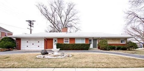 Photo of 6756 N KEATING Avenue, Lincolnwood, IL 60712 (MLS # 12558921)