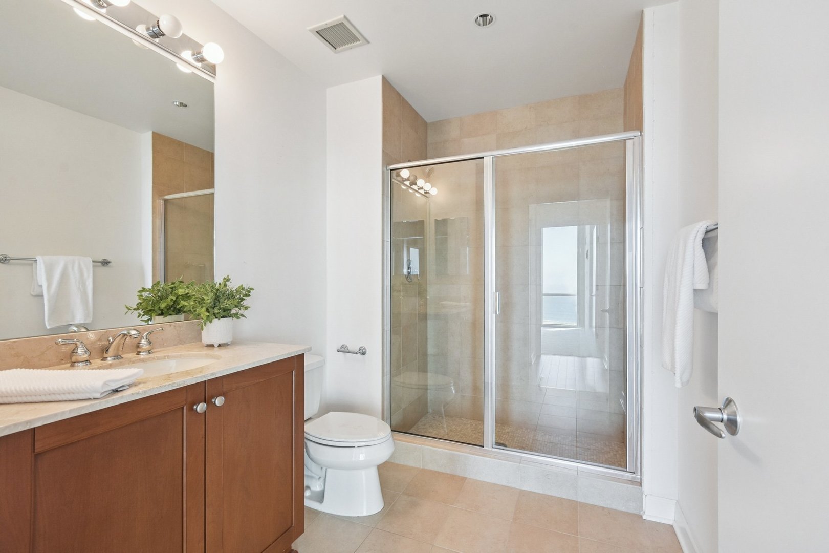 Chicago, Illinois 60605, United States, 2 Bedrooms Bedrooms, ,2 BathroomsBathrooms,Residential,Active,220077