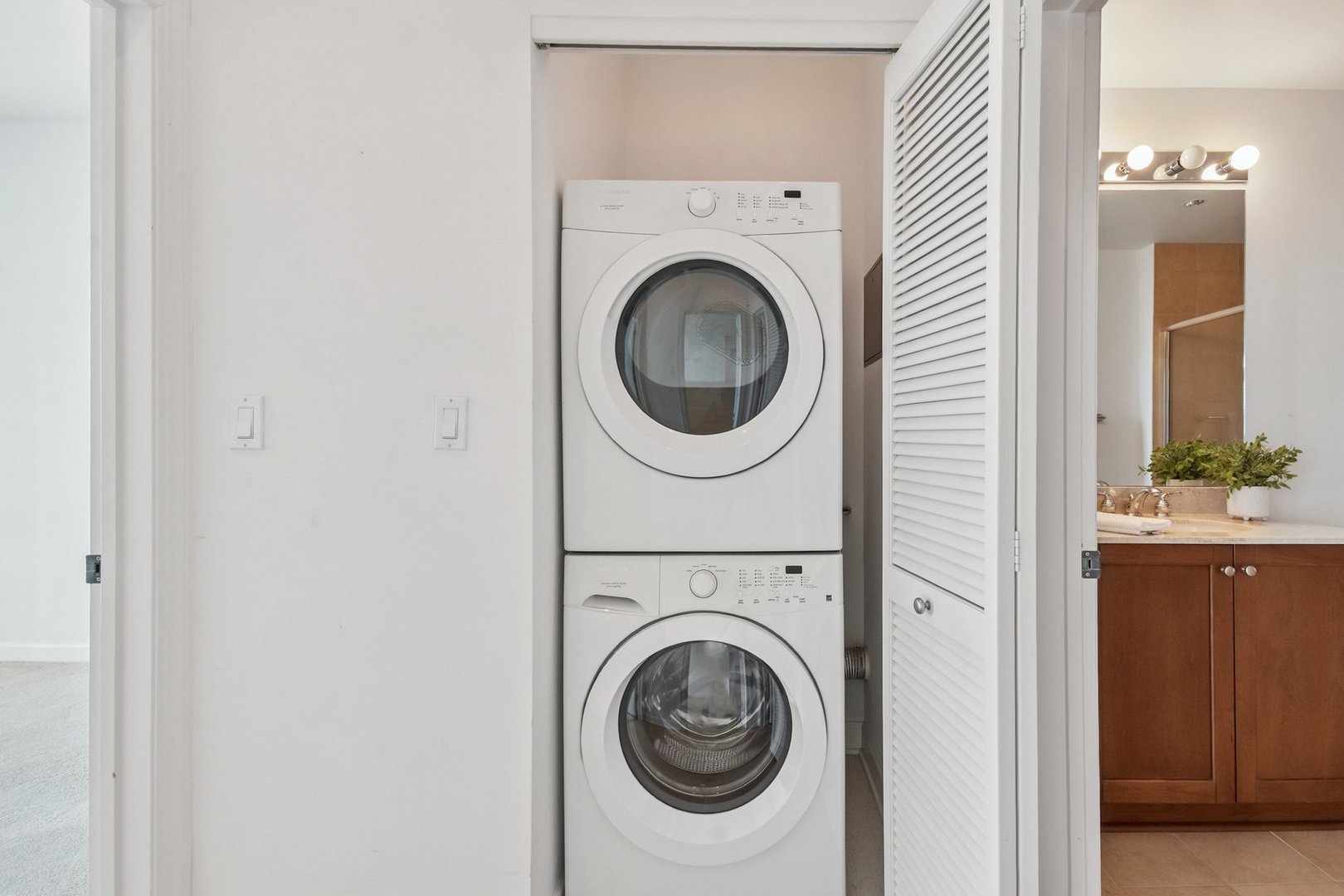 Chicago, Illinois 60605, United States, 2 Bedrooms Bedrooms, ,2 BathroomsBathrooms,Residential,Active,220077