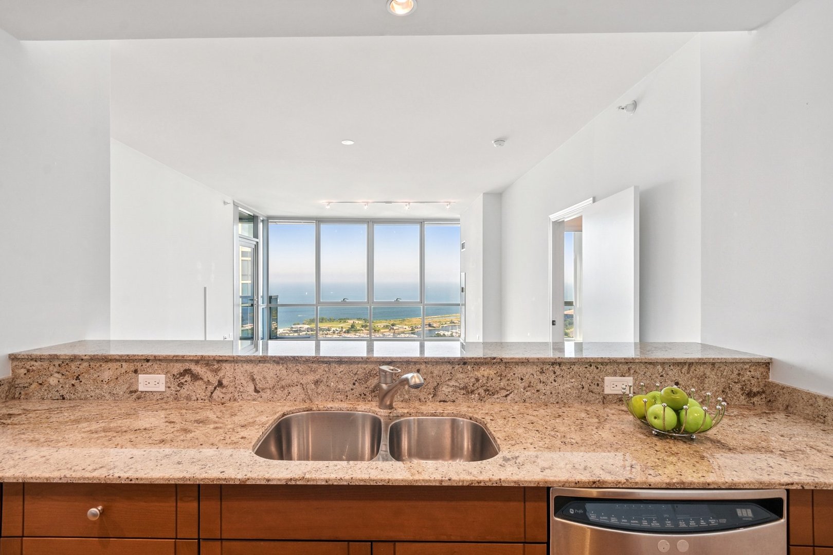 Chicago, Illinois 60605, United States, 2 Bedrooms Bedrooms, ,2 BathroomsBathrooms,Residential,Active,220077