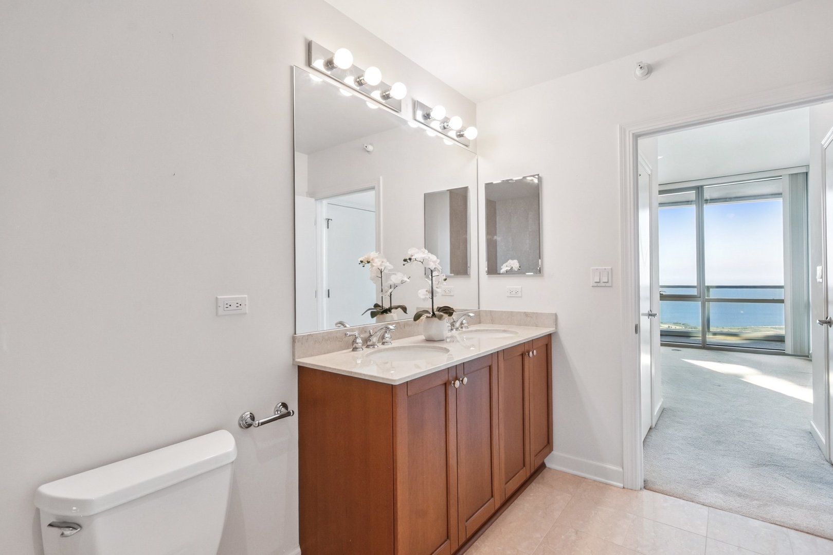 Chicago, Illinois 60605, United States, 2 Bedrooms Bedrooms, ,2 BathroomsBathrooms,Residential,Active,220077