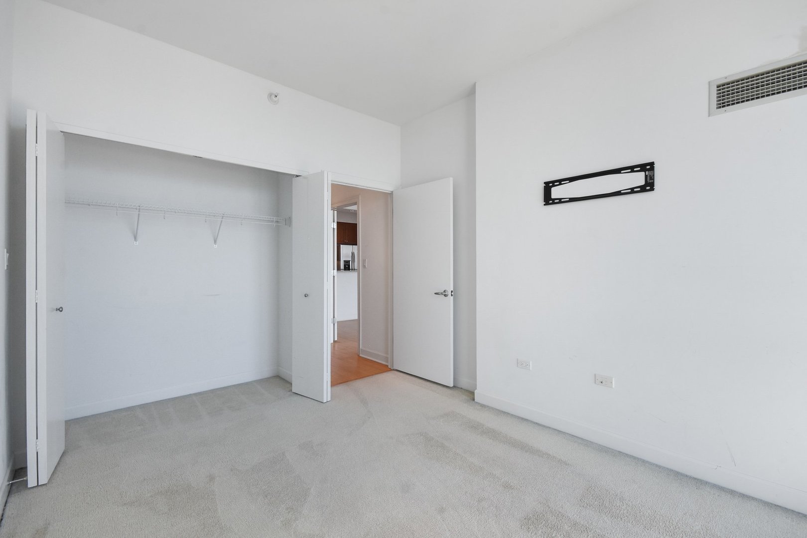 Chicago, Illinois 60605, United States, 2 Bedrooms Bedrooms, ,2 BathroomsBathrooms,Residential,Active,220077