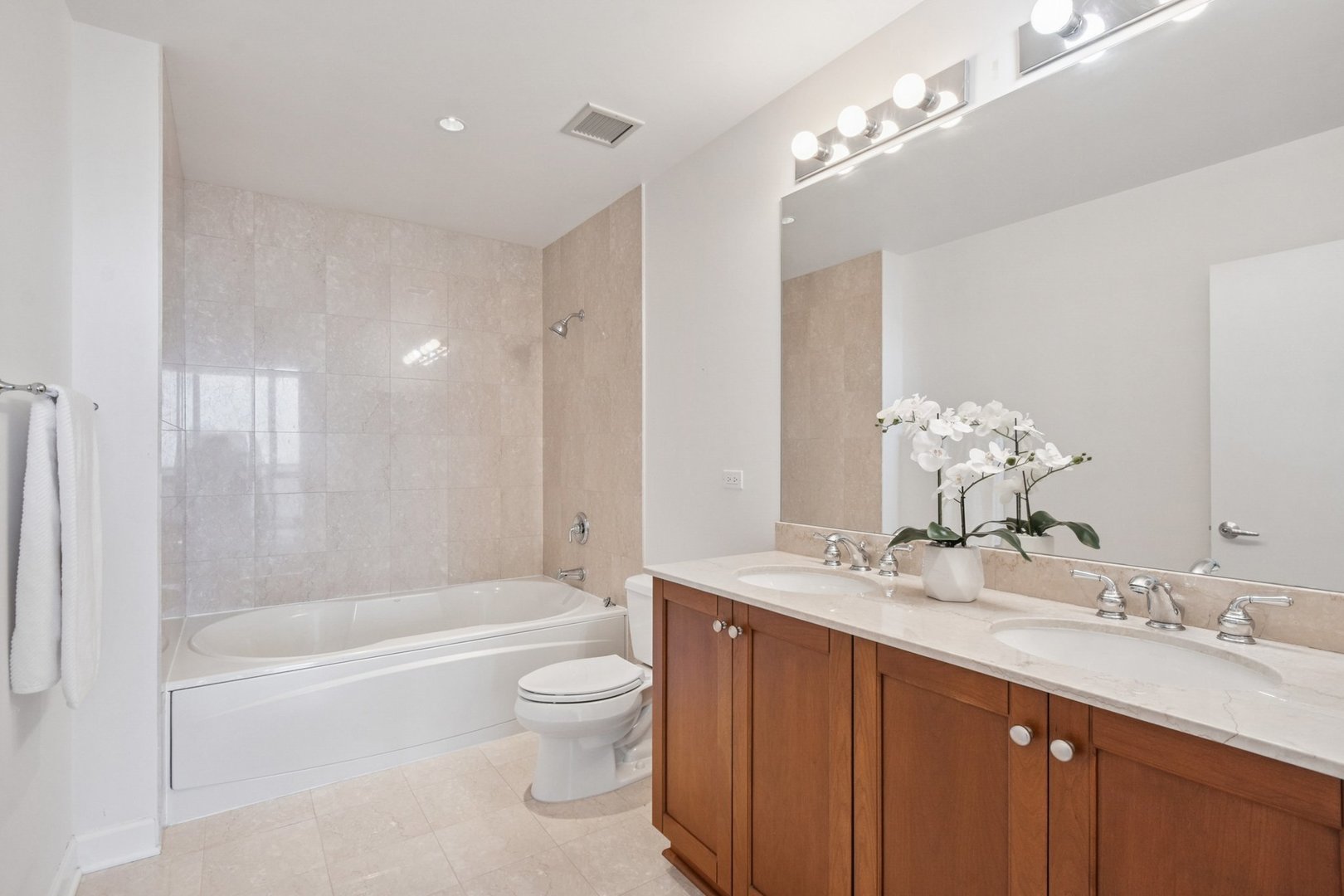 Chicago, Illinois 60605, United States, 2 Bedrooms Bedrooms, ,2 BathroomsBathrooms,Residential,Active,220077