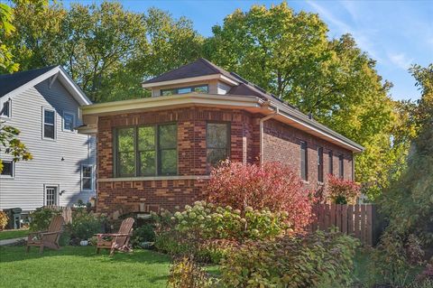 Photo of 2137 Glenview Road, Glenview, IL 60025 (MLS # 12507281) Photo of 2137 Glenview Road, Glenview, IL 60025 (MLS # 12507281)