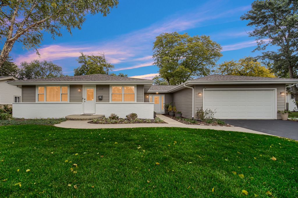 Photo for 1139 Huber Lane, Glenview, IL 60025 (MLS # 12500868)