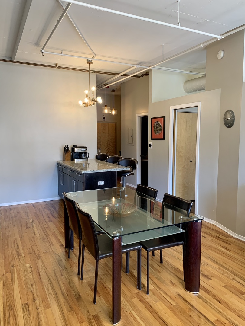 6 S Laflin Street 522