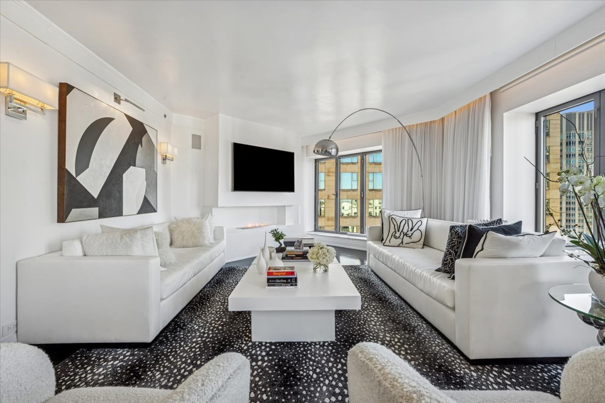 950 N MICHIGAN Avenue 2704