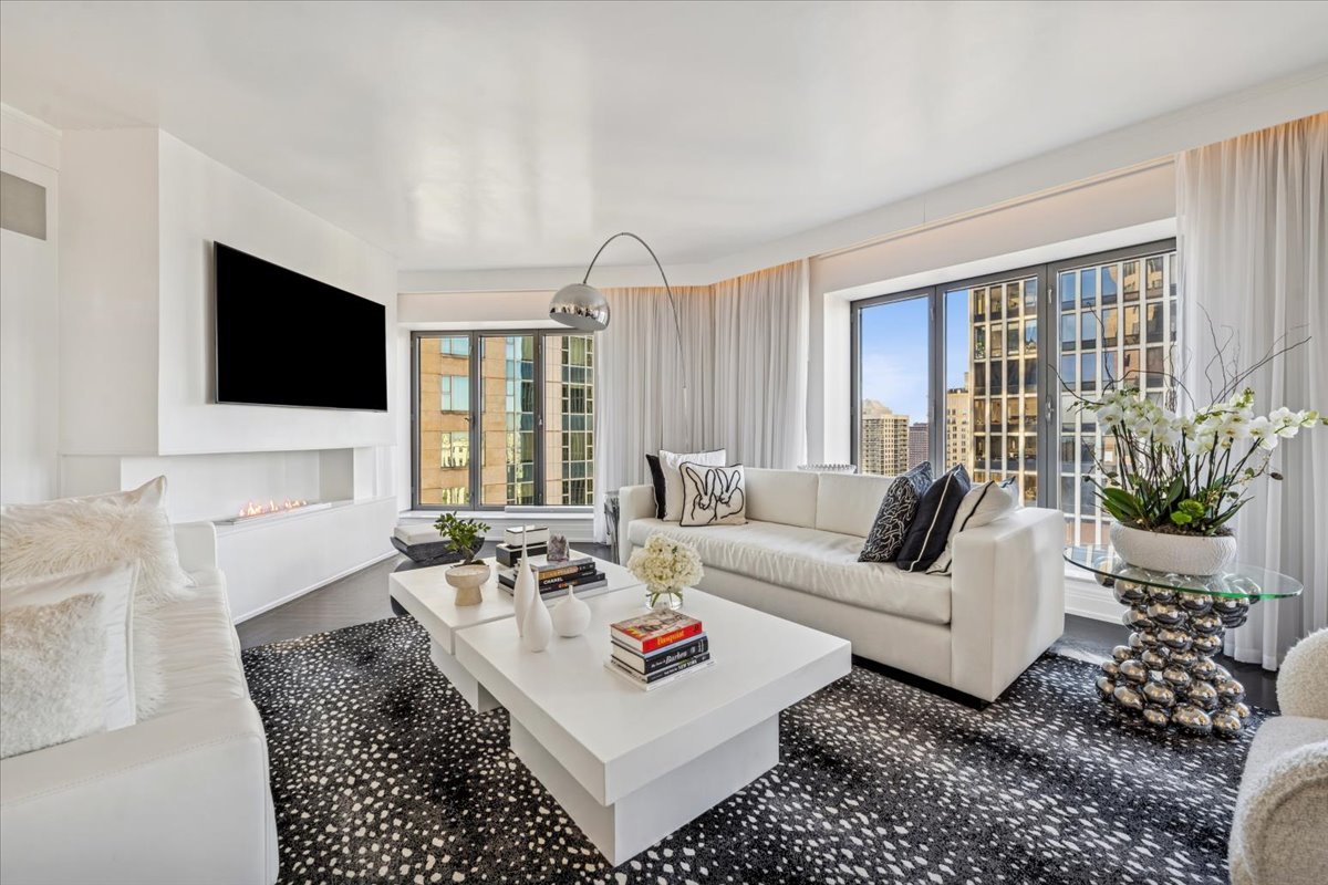 950 N MICHIGAN Avenue 2704