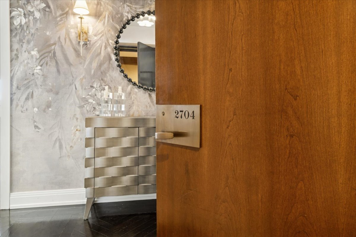 950 N MICHIGAN Avenue 2704