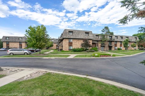 Tiny photo for 11 OAK CREEK Drive #1120, Buffalo Grove, IL 60089 (MLS # 12683647)