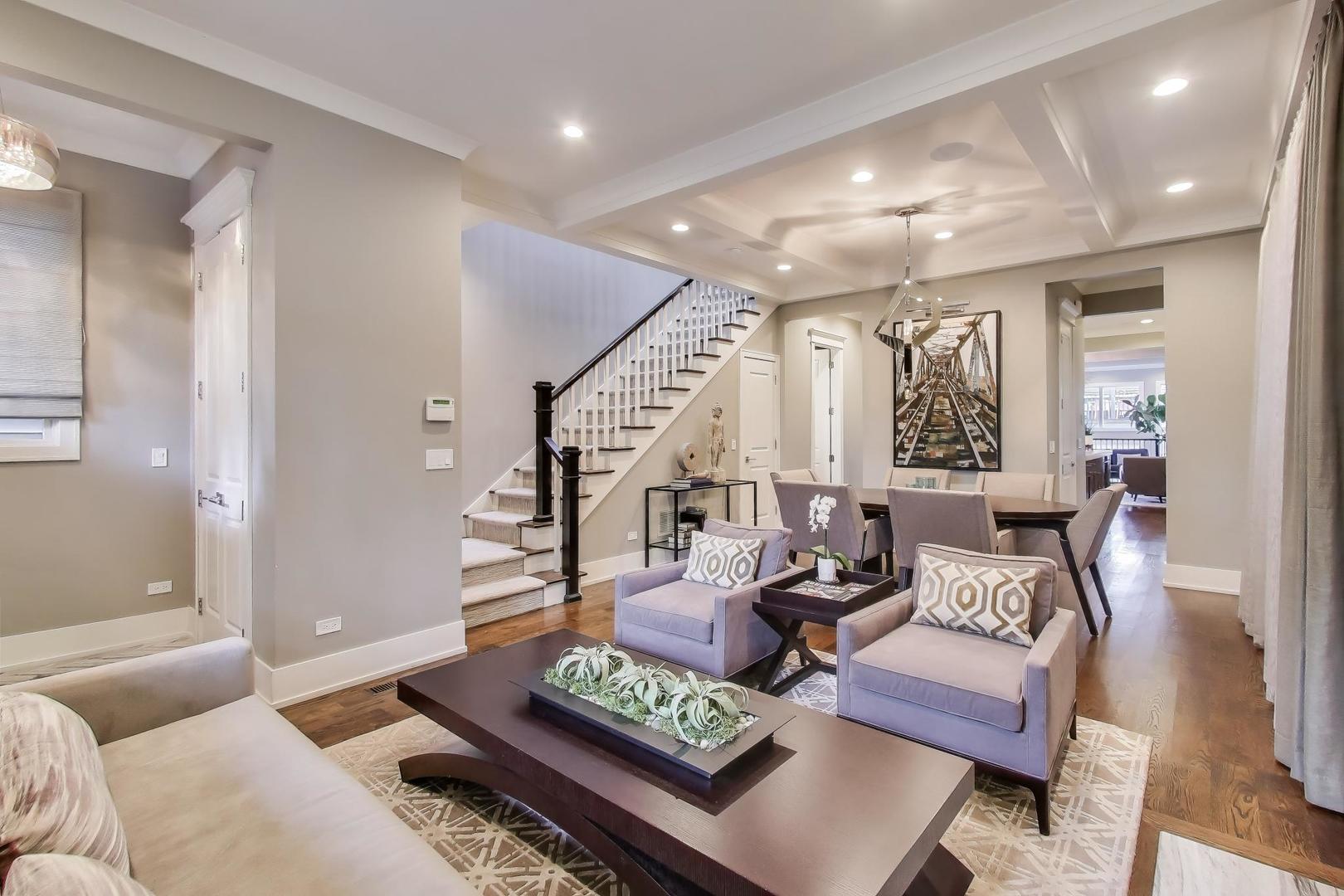 1820 W Farragut Avenue