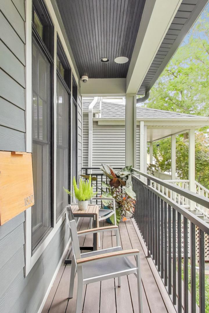 1820 W Farragut Avenue