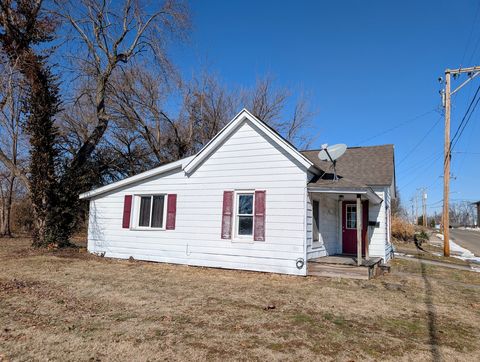 Tiny photo for 606 S WASHINGTON Street, Carbondale, IL 62901 (MLS # 12567604)