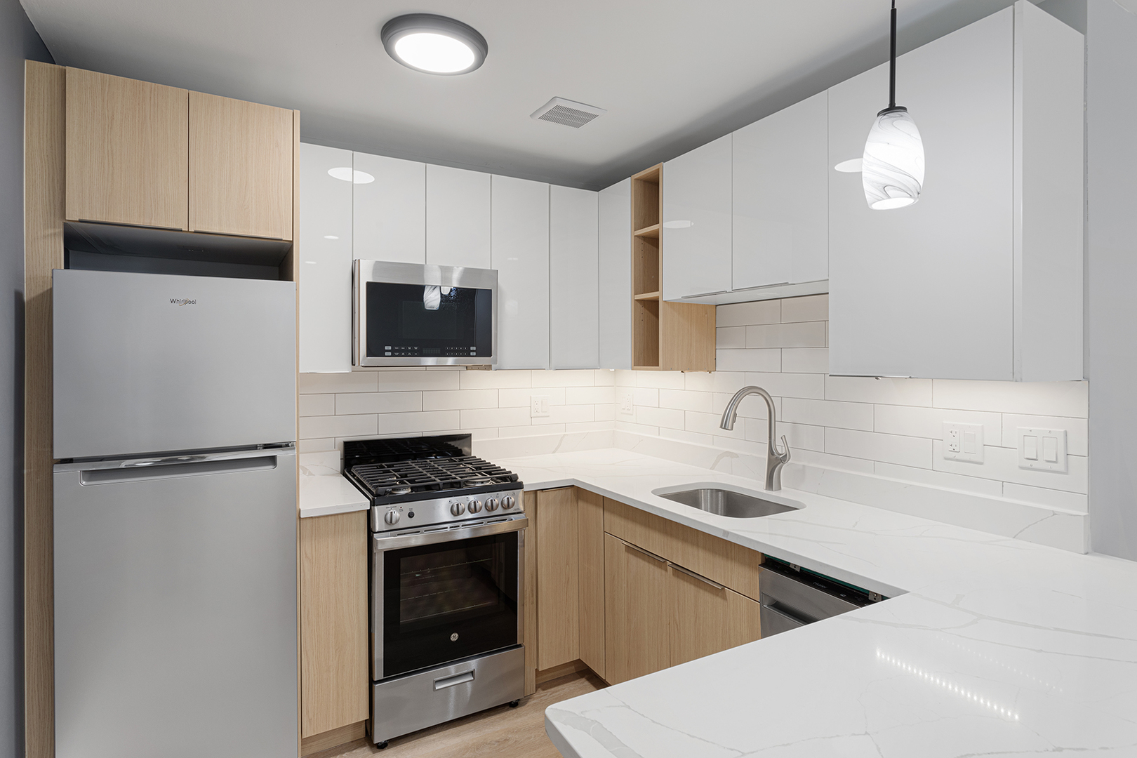 5534 N Kenmore Avenue 206