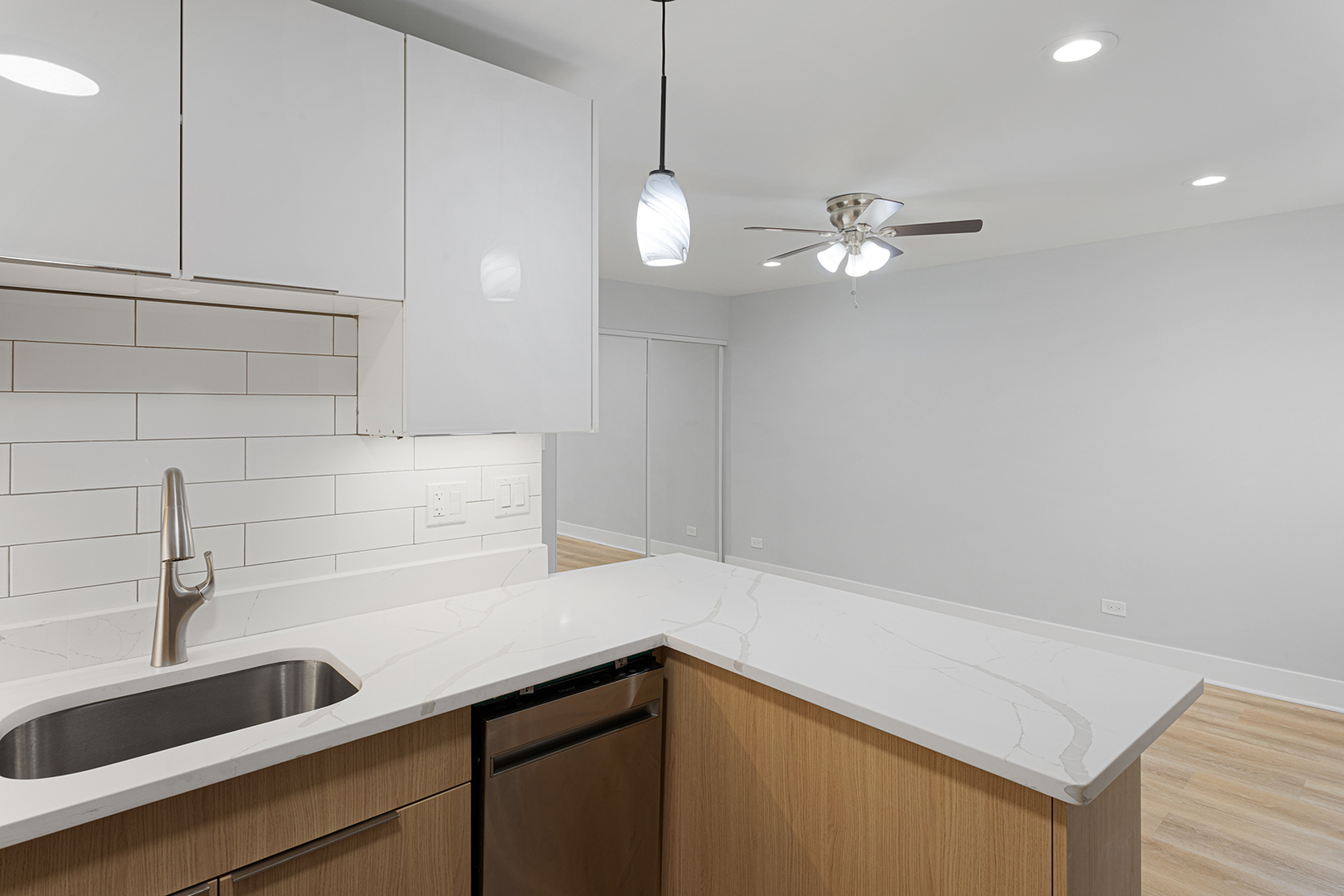 5534 N Kenmore Avenue 206