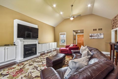 Tiny photo for 588 Kingston Court, Roselle, IL 60172 (MLS # 12628953)