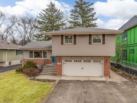 Photo of 4817 Stonewall Avenue, Downers Grove, IL 60515 (MLS # 12518170)