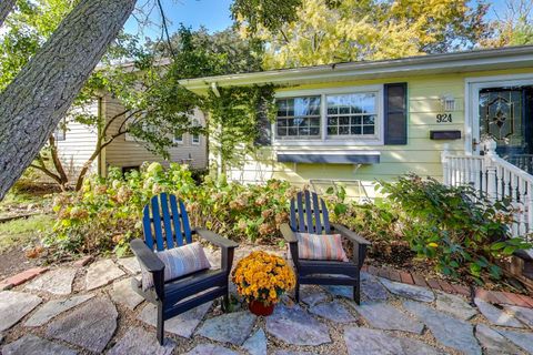 Tiny photo for 924 Lyford Lane, Wheaton, IL 60189 (MLS # 12497942)