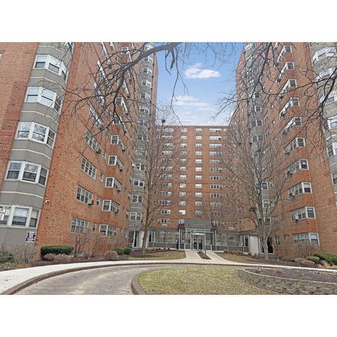 4950 N MARINE Drive 802 Chicago IL 60640