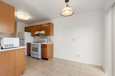 Tiny photo for 805 Leicester Road #211, Elk Grove Village, IL 60007 (MLS # 12584736)