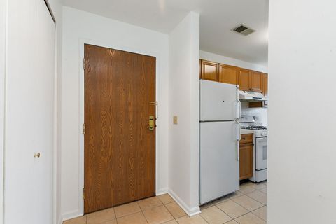 Tiny photo for 805 Leicester Road #211, Elk Grove Village, IL 60007 (MLS # 12584736)