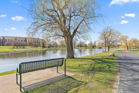 Tiny photo for 805 Leicester Road #211, Elk Grove Village, IL 60007 (MLS # 12584736)