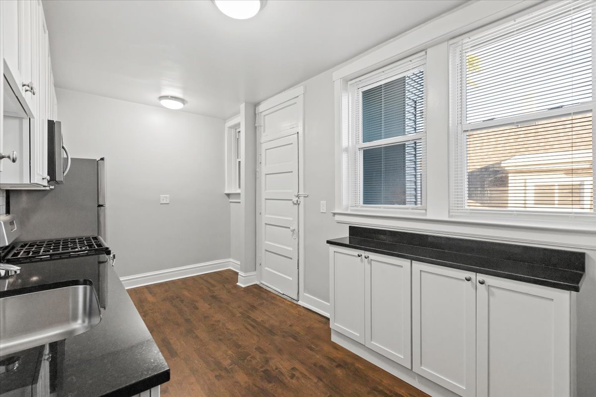 2520 W Belle Plaine Avenue 2