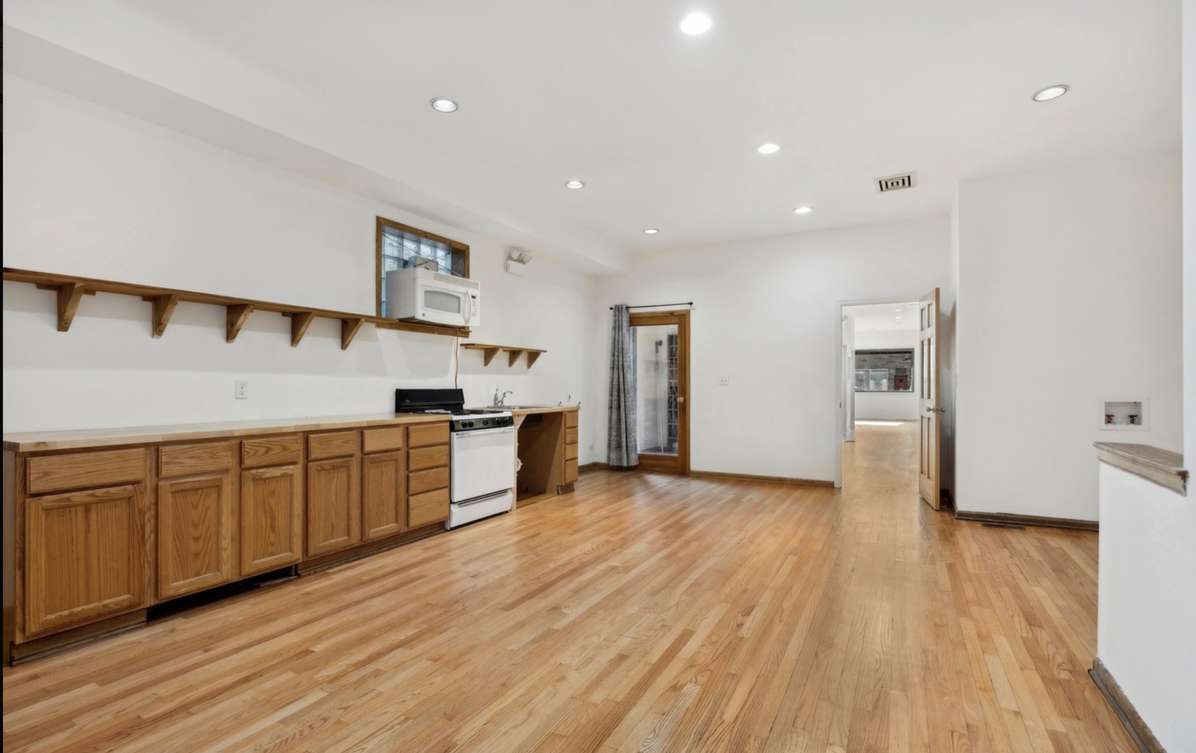 3043 N Ashland Avenue Store