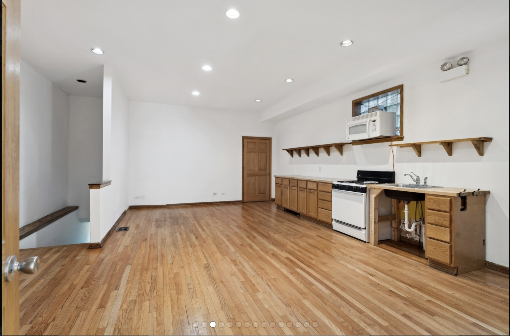 3043 N Ashland Avenue Store