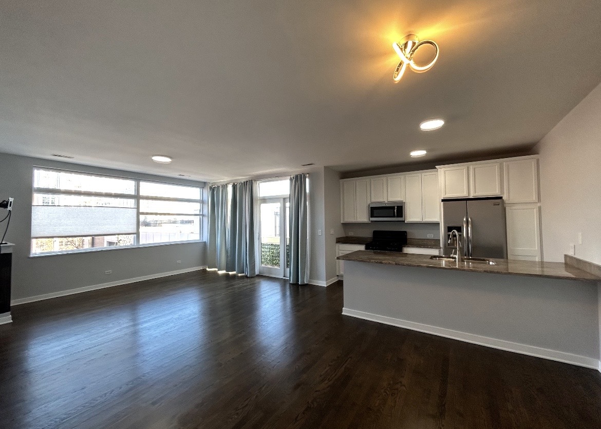 834 W Montrose Avenue 403