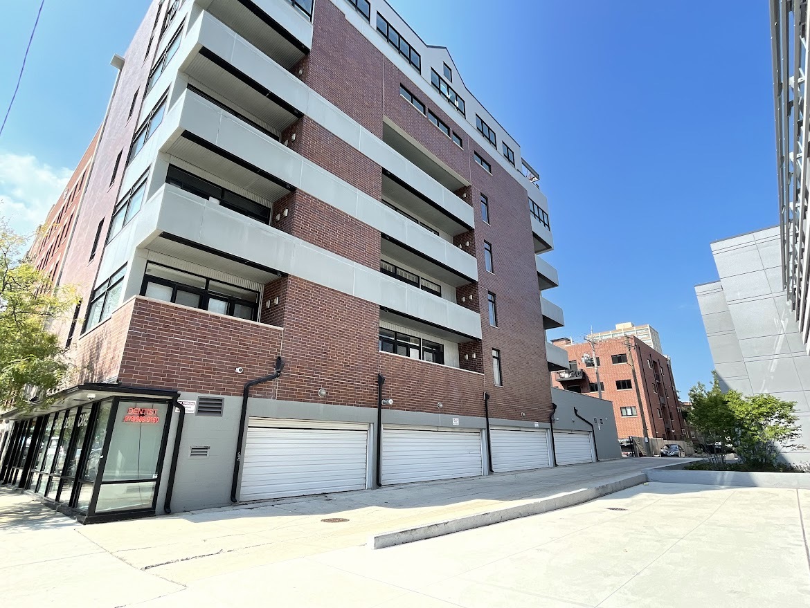 834 W Montrose Avenue 403