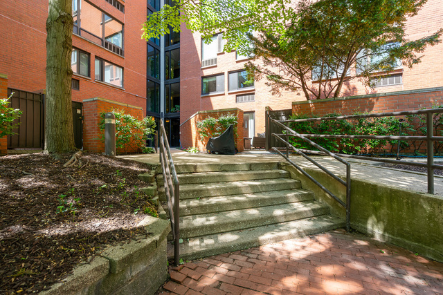 1115 S Plymouth Court 124