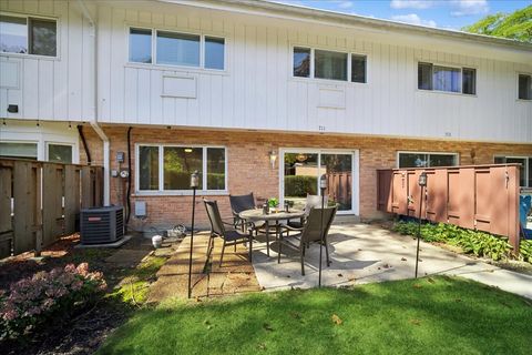 Tiny photo for 711 Carriage Hill Drive, Glenview, IL 60025 (MLS # 12526521)