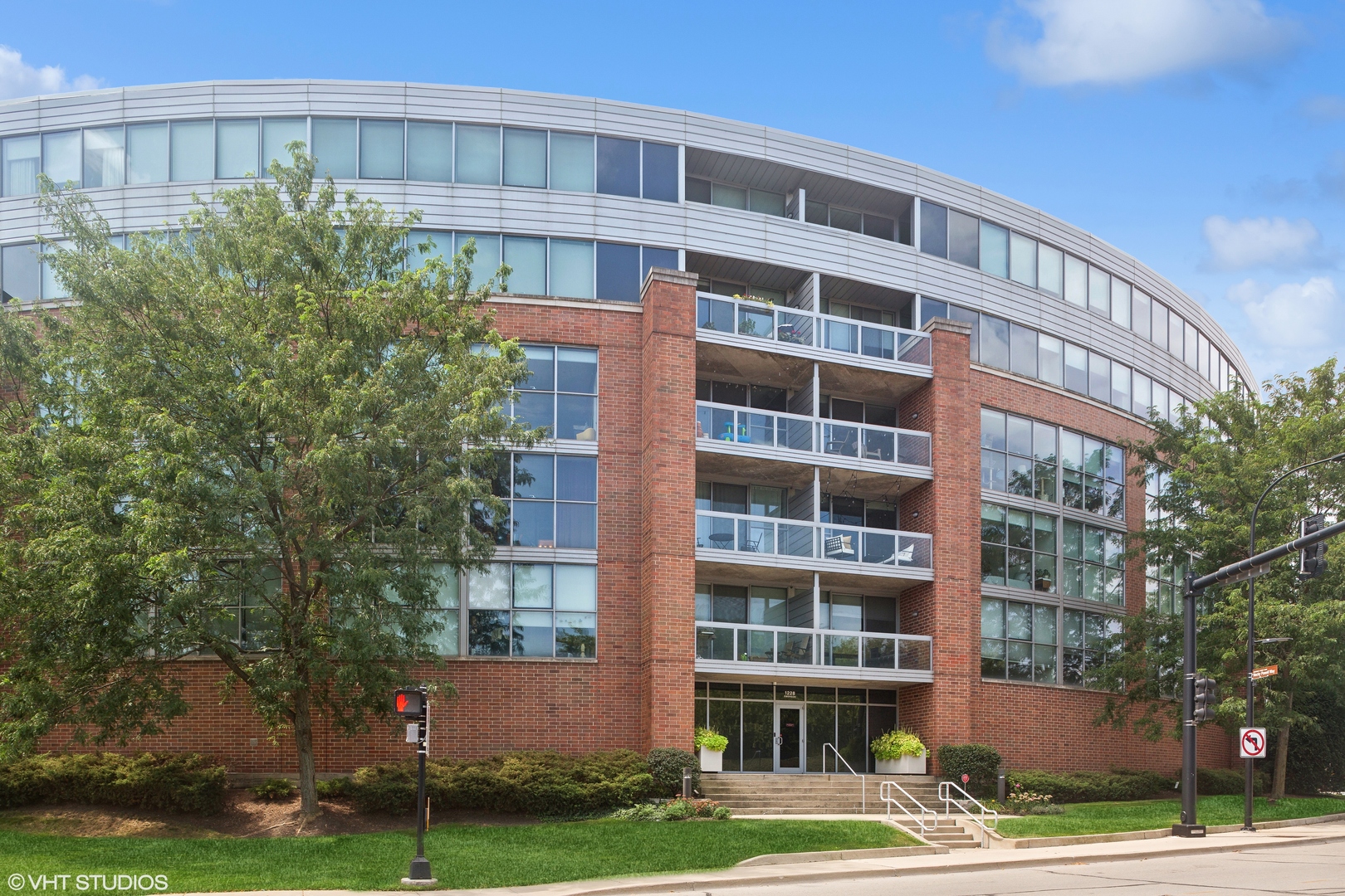 View Evanston, IL 60201 condo