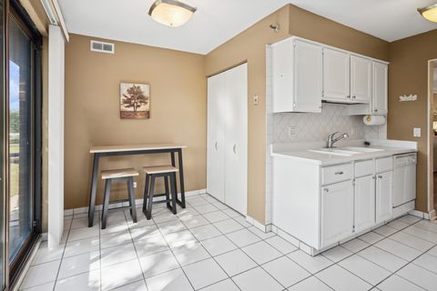 Tiny photo for 915 N York Road #605, Elmhurst, IL 60126 (MLS # 12484779)