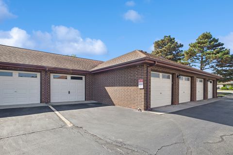 Tiny photo for 915 N York Road #605, Elmhurst, IL 60126 (MLS # 12484779)