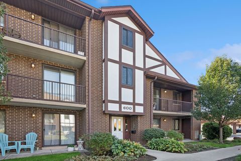 Tiny photo for 915 N York Road #605, Elmhurst, IL 60126 (MLS # 12484779)