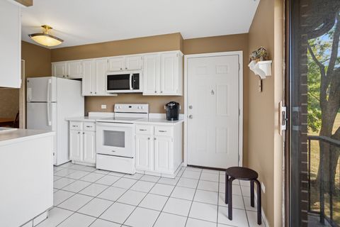 Tiny photo for 915 N York Road #605, Elmhurst, IL 60126 (MLS # 12484779)