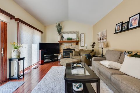 Tiny photo for 15 Thompson Court, Buffalo Grove, IL 60089 (MLS # 12485238)